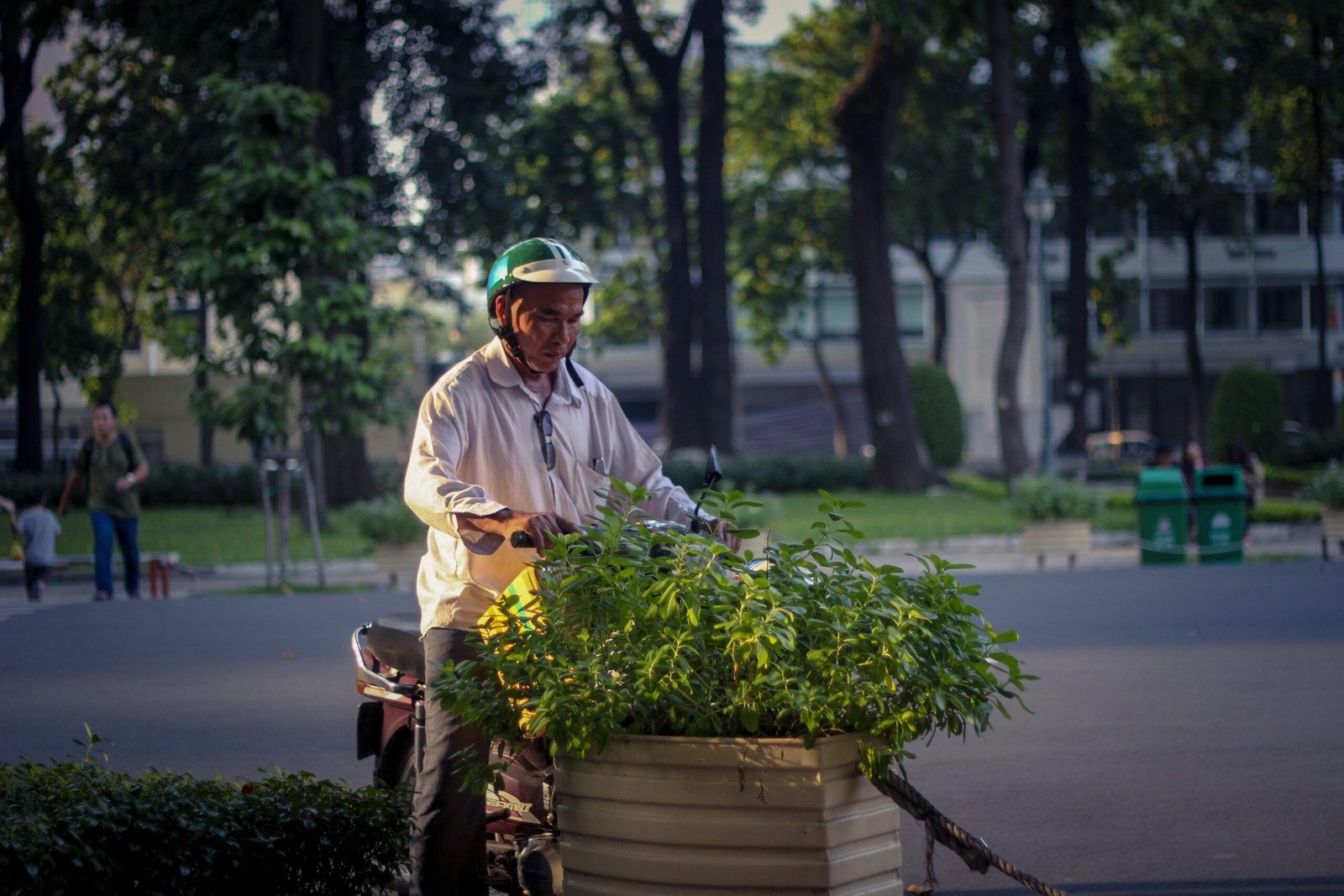 Photo de Dương Bá Thành: https://www.pexels.com/fr-fr/photo/homme-tailler-les-plantes-3833591/